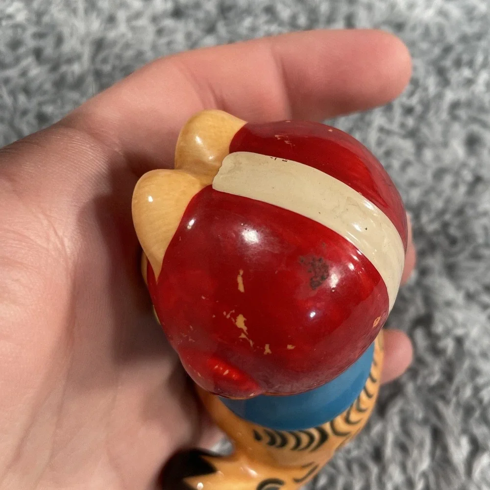 Vintage Enesco Garfield The Cat With Football 2.5